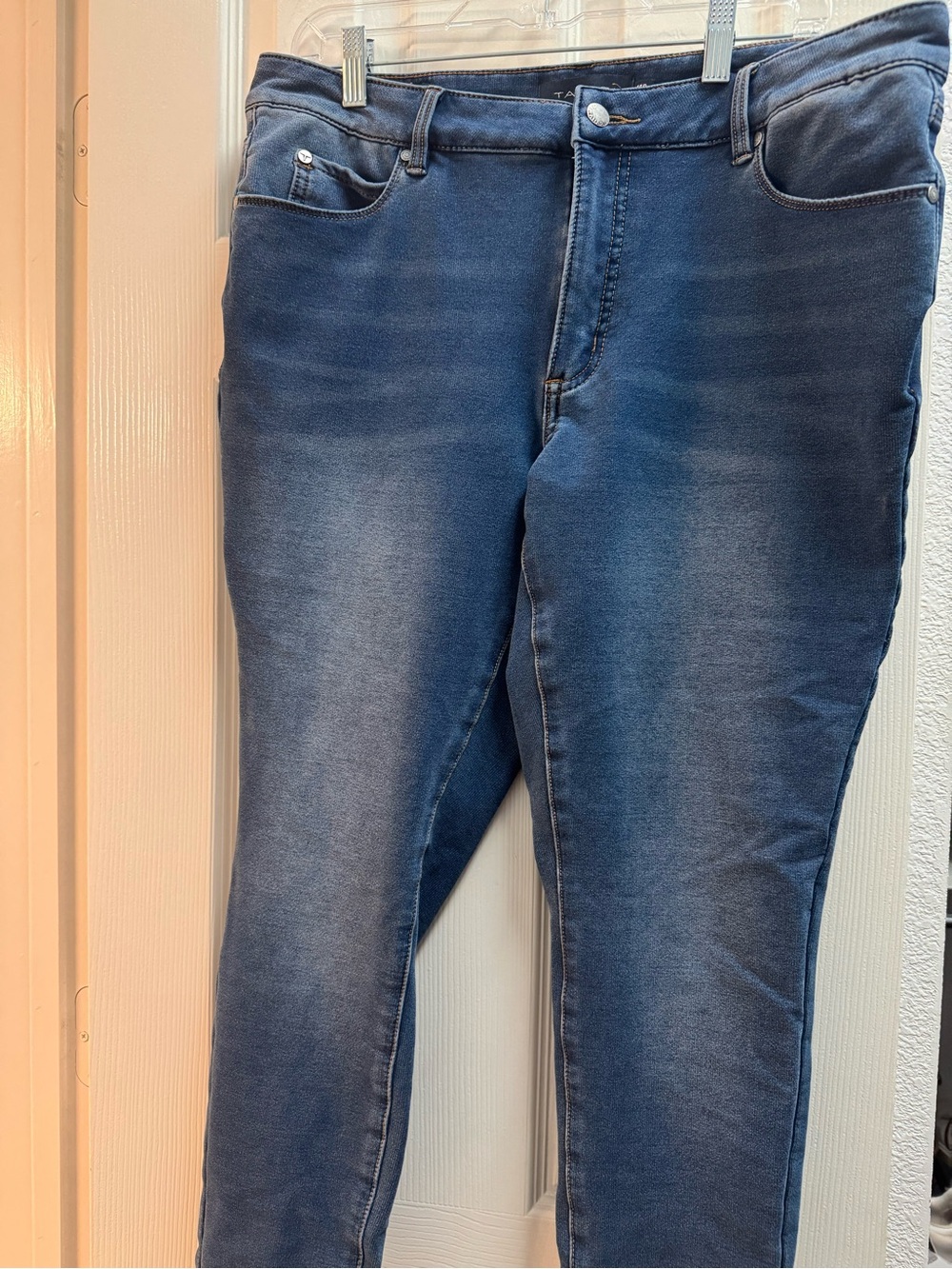 Tahari Women's Slim Stretch Jeans in Faded Blue